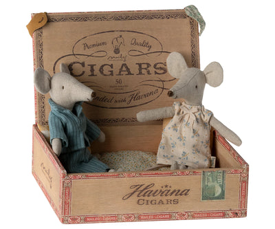 Mum and Dad Mouse in Cigar Box (Polka Dot Blanket)